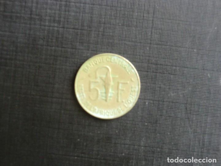 Moedas antigas de &Aacute;frica: AFRICA DEL OESTE  -  5 FRANCOS  -  MBC
