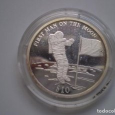 Monedas antiguas de África: 10 DOLARES LIBERIA 2000 – FIRST MAN ON THE MOON. ENCAPSULADA SC. PLATA. Lote 218326636