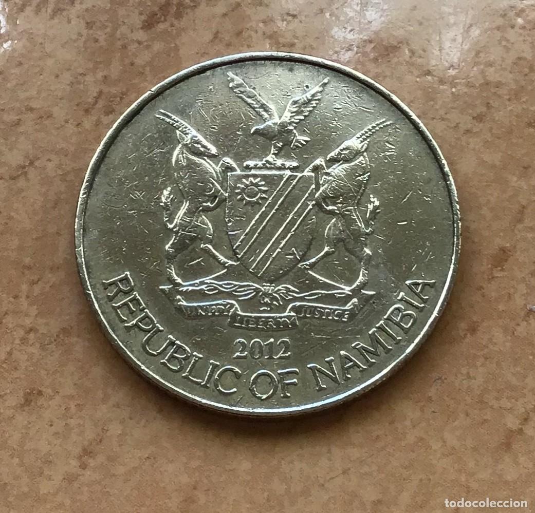 Monedas antiguas de &Aacute;frica: 5 d&oacute;lares de Namibia. A&ntilde;o 2012 - Foto 2