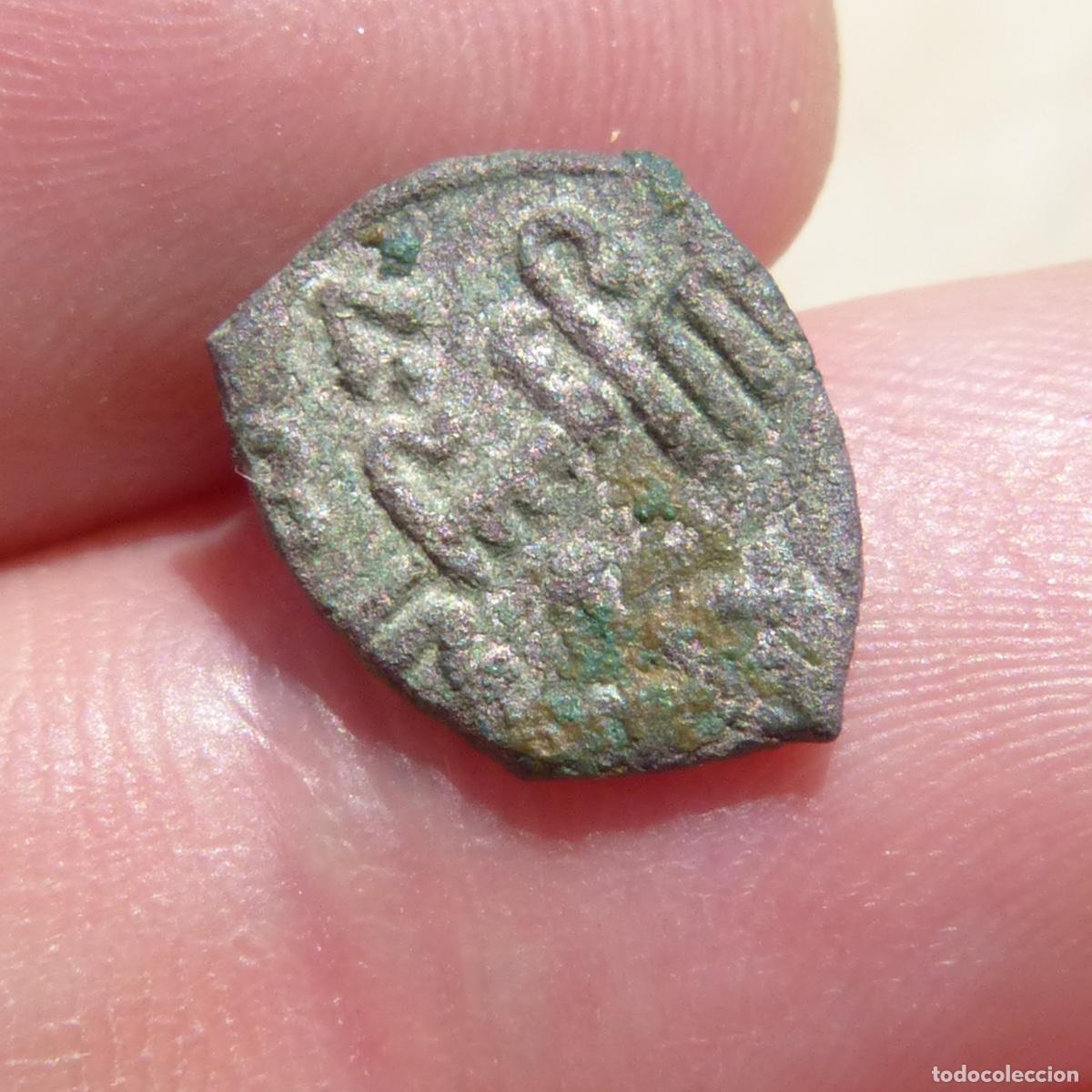 Monedas antiguas de &Aacute;frica: Antigua moneda &aacute;rabe de vell&oacute;n por catalogar , dirham?. 0,74gr.