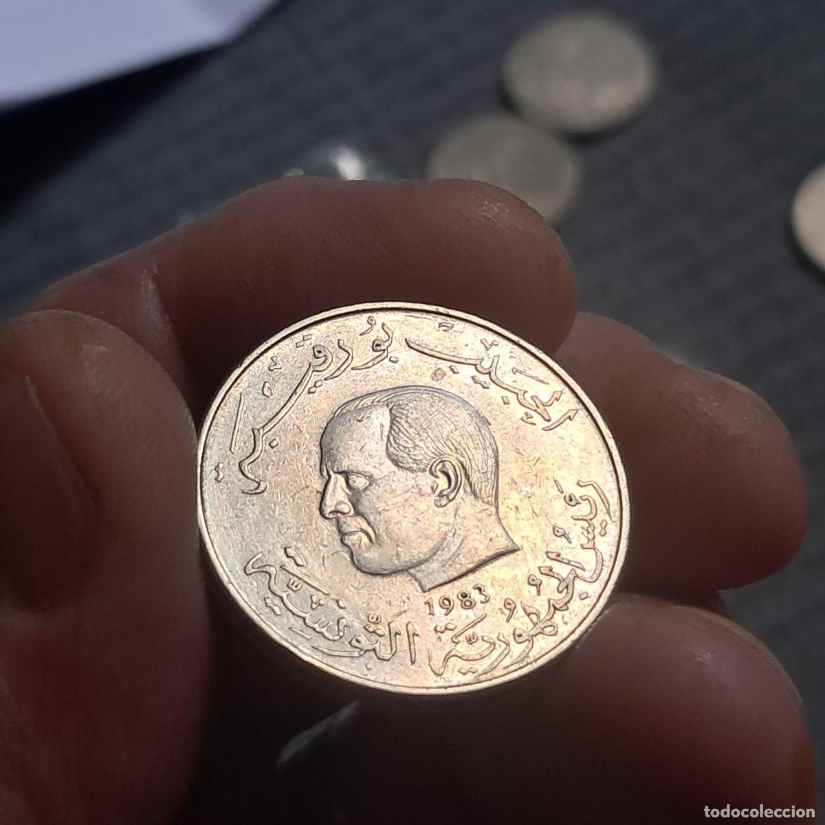 Monnaies anciennes d'Afrique: MONEDA DE T&Uacute;NEZ 1 DINAR 1983 (Habib Bourguiba) KM# 304, VF.