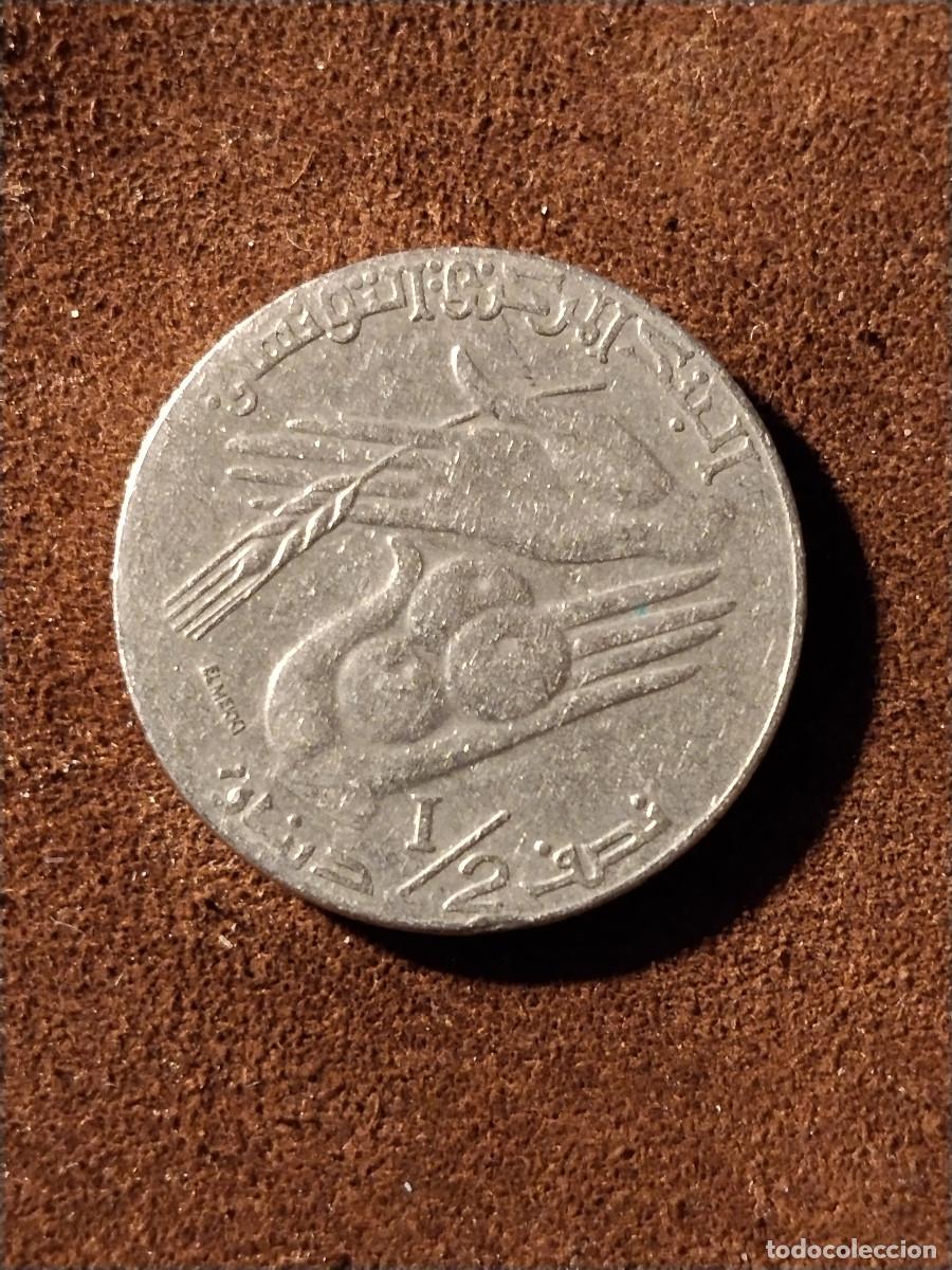 Monedas antiguas de &Aacute;frica: Moneda T&uacute;nez &ndash; 1/2 dinar 1997 &ndash; Escudo nacional