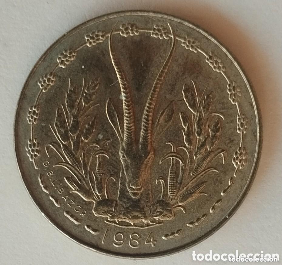 Monedas antiguas de &Aacute;frica: MONEDA DE 5 FRANCOS &Aacute;FRICA DEL OESTE 1984 (FOTO)