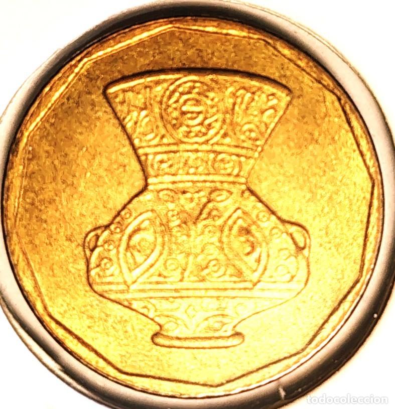 Monnaies anciennes d'Afrique: EGIPTO (1971-) - 5 PIASTRAS 2004-AH1425 - A - 2 GR. LAT&Oacute;N - DIAMETRO 18 mm - KM#941 - MB