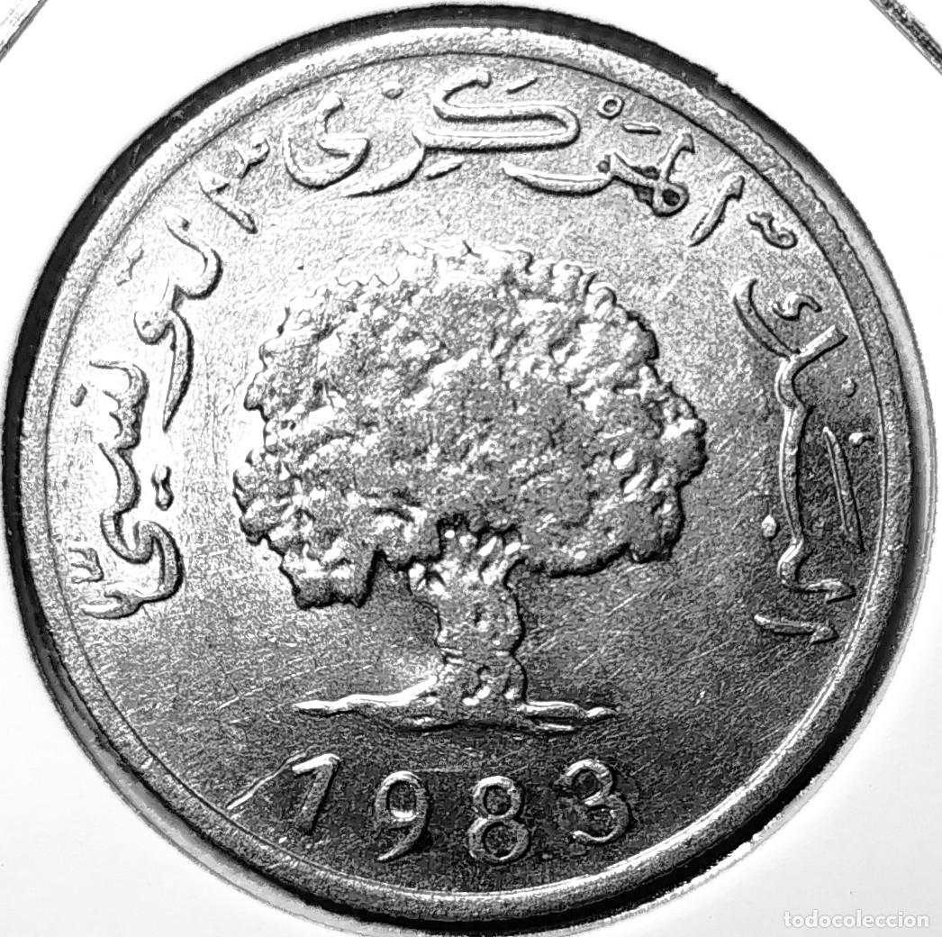 Monete antiche di Africa: TUNEZ (1960-) - 5 MILLIMES AH1403 (1983) - A - 1,50 GR. ALUMINIO - DIAMETRO 24 mm - KM#282 - MB