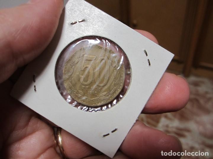 Monedas antiguas de Am&eacute;rica: MONEDA DE CHILE DE 50 PESOS DE 1982 - Foto 2