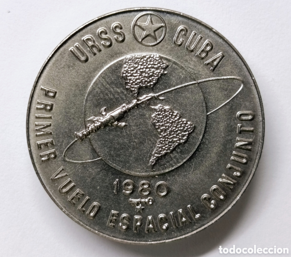 Monedas antiguas de Am&eacute;rica: CUBA. MONEDA DE UN PESO. 1980. &ldquo;PRIMER VUELO ESPACIAL CONJUNTO URSS. CUBA&rdquo;. COBRE-N&Iacute;QUEL. RARA
