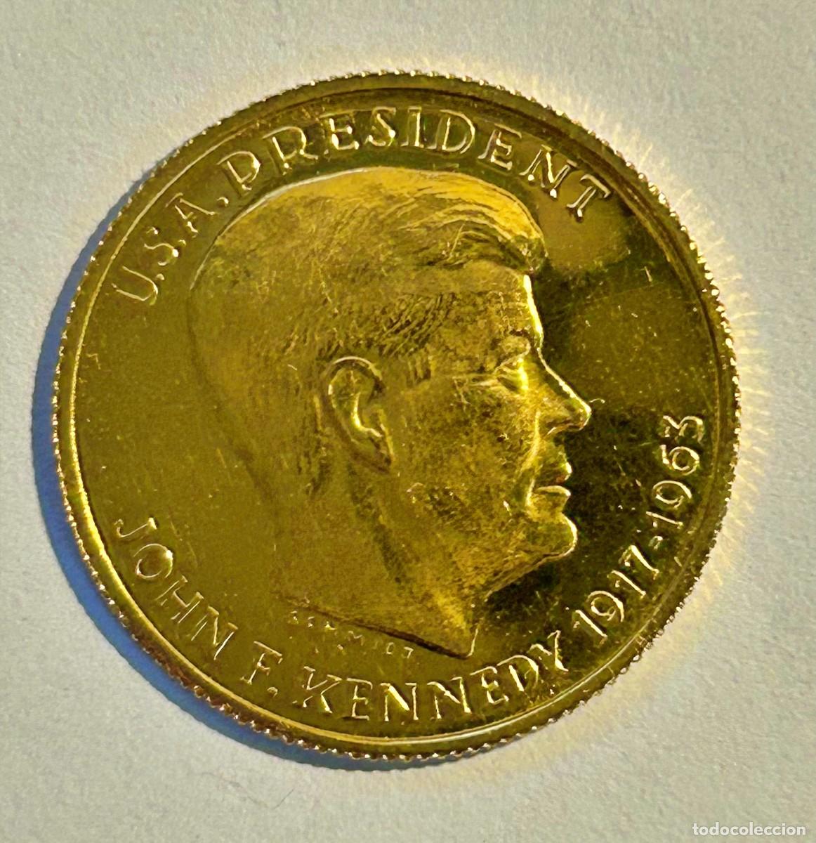 Moedas antigas da Am&eacute;rica: KENNEDY MEMORIAL GOLD MEDAL. A gold medal or coin, Kennedy Memorial, obverse portrait r. U.S.A. Pr