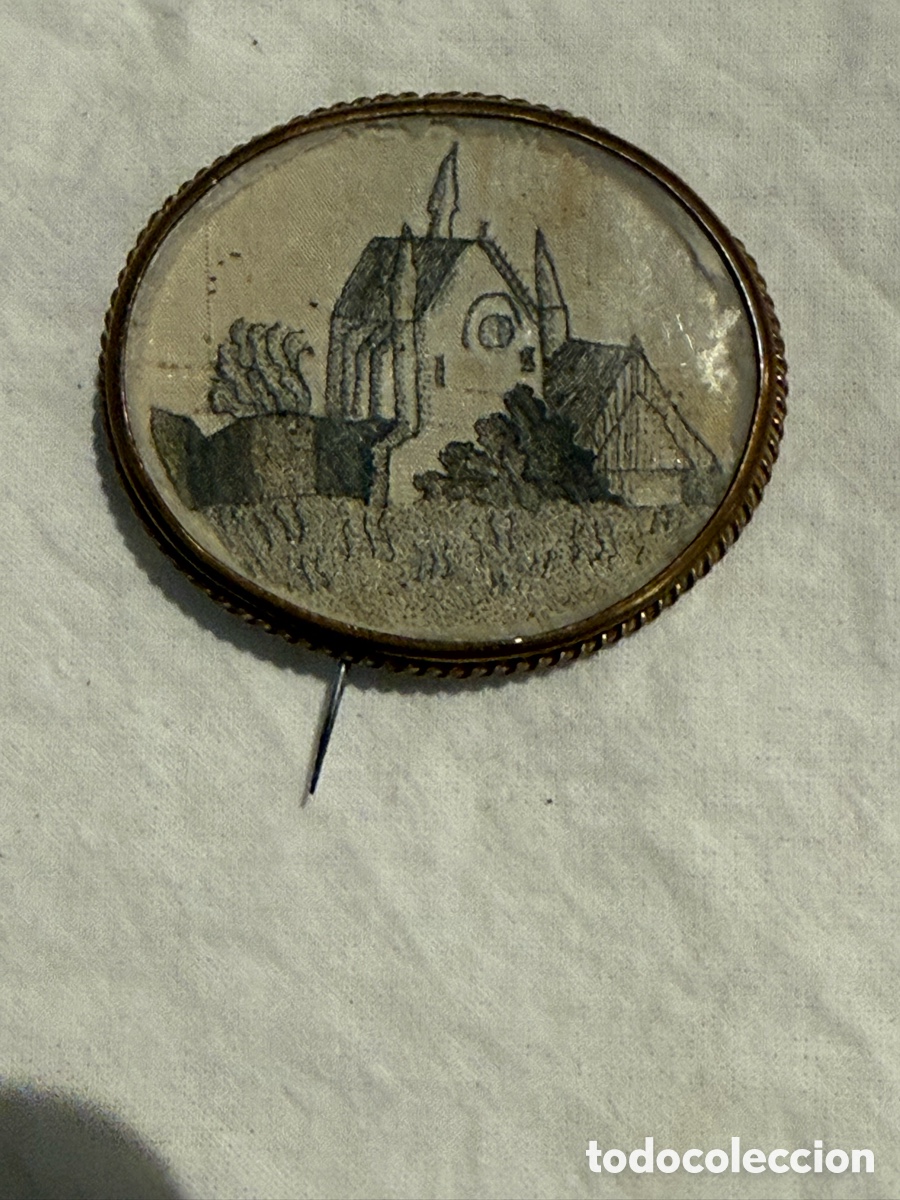 Monedas antiguas de Am&eacute;rica: Broche Antiguo Siglo XIX &ndash; Dibujo y Pintura sobre Tela con Iglesia &ndash; Bajo Cristal