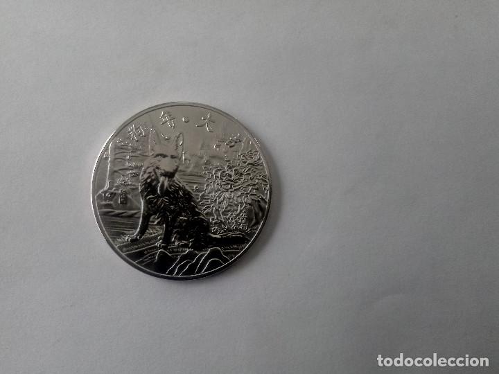 Monedas antiguas de Asia: moneda china con grabado de un perro - Foto 1