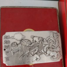 Monedas antiguas de Asia: PRECIOSO LINGOTE DE PLATA TIBETANA CON PERROS FOO Y SIGNO ORFEBRE EN PARTE TRASERA. Lote 199206473