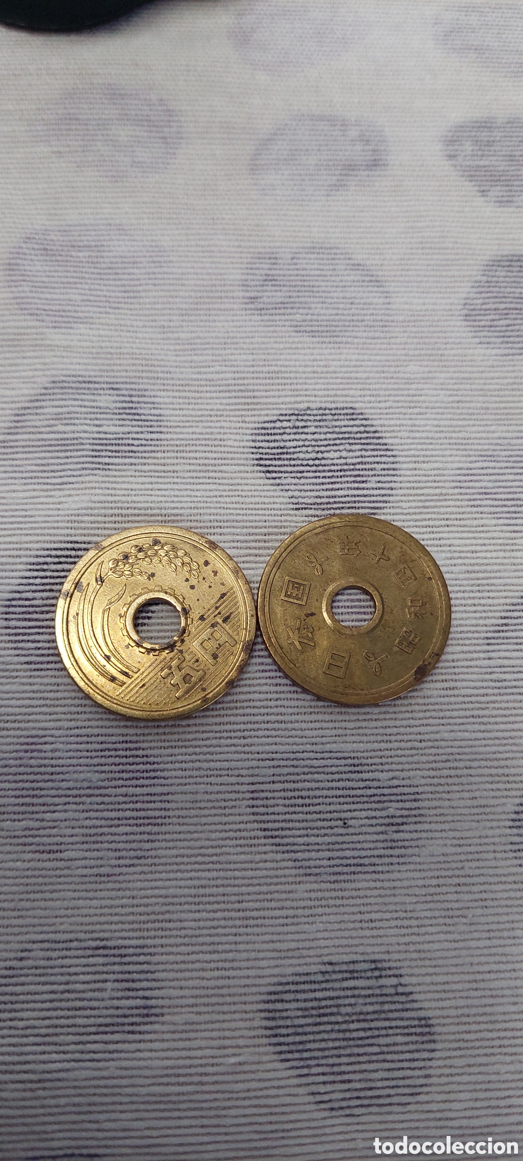 Monedas antiguas de Asia: 2 monedas 5 Yenes 1982. - Foto 2