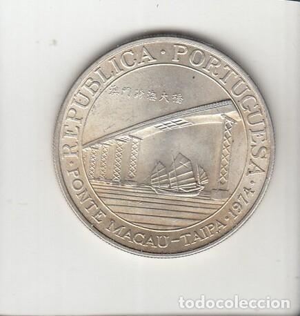 Monedas antiguas de Asia: MACAO. Monedas de Plata: 5 P. (1952 y 1971) y 20 P. (1974). Diversa conservaci&oacute;n.