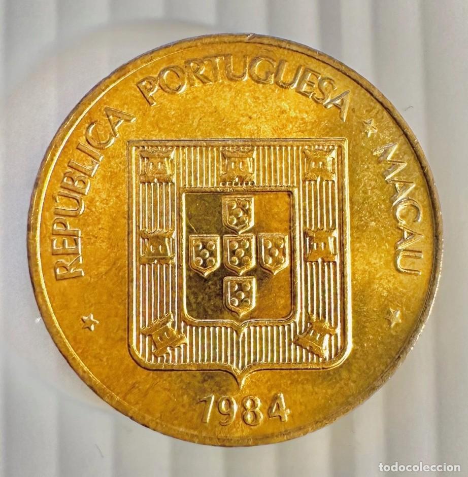 Monedas antiguas de Asia: Macau 1984 &ndash; 50 Avos (Dan&ccedil;a do Le&atilde;o) KM# 28 &ndash; Cupro-N&iacute;quel A-UNC
