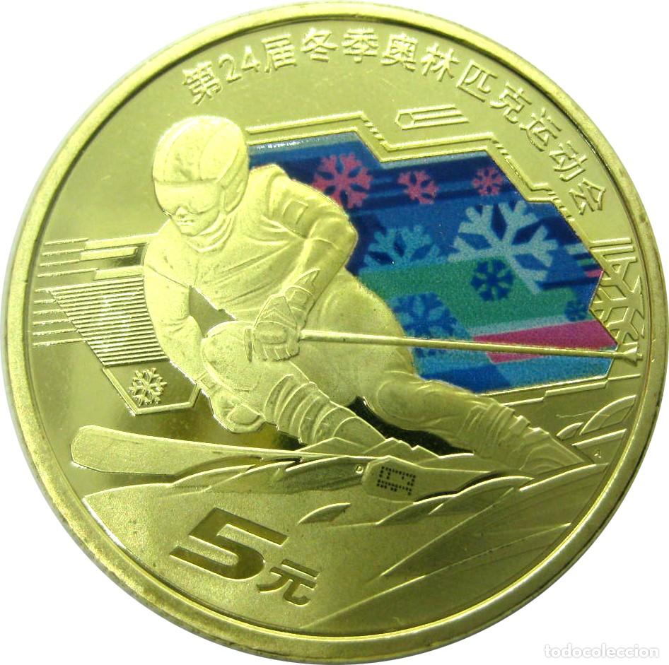Monedas antiguas de Asia: China, 5 Yuan &rdquo;Olimpiadas de Invierno, Pek&iacute;n: Esqu&iacute; Alpino - color&rdquo;. UC#118./ Sin Circular.