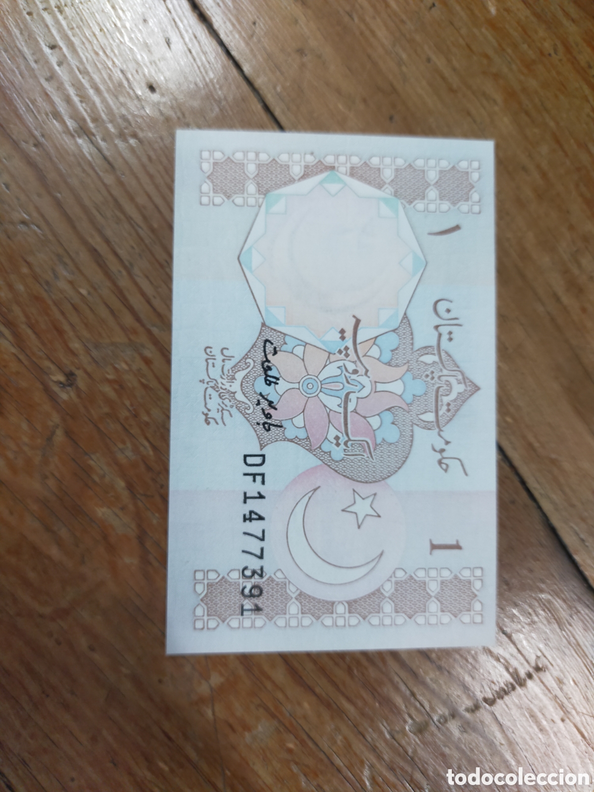 Alte M&uuml;nzen aus Asien: billete antiguo de 1 rupia de Pakist&aacute;n emitido durante la d&eacute;cada de 1980.