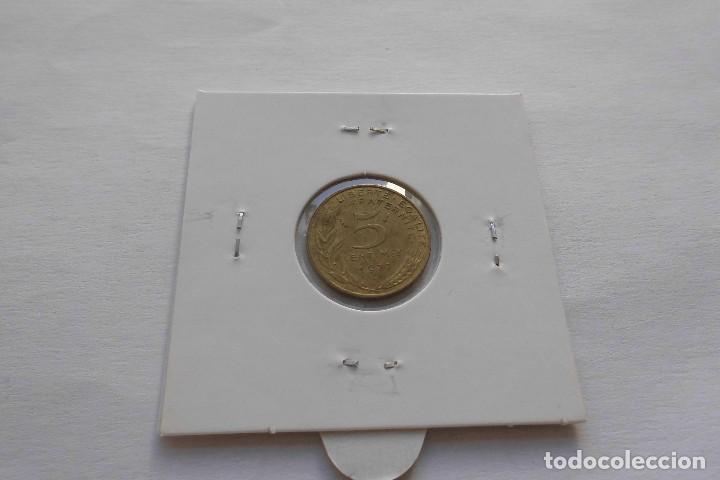 Monedas antiguas de Europa: Francia 5 centimos 1977 - Foto 2