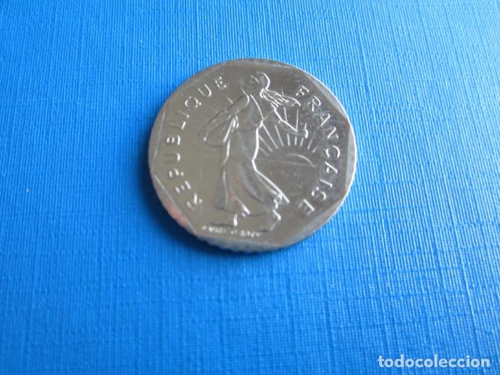 Monedas antiguas de Europa: moneda de Francia de 2 francos de 1982 - Foto 1