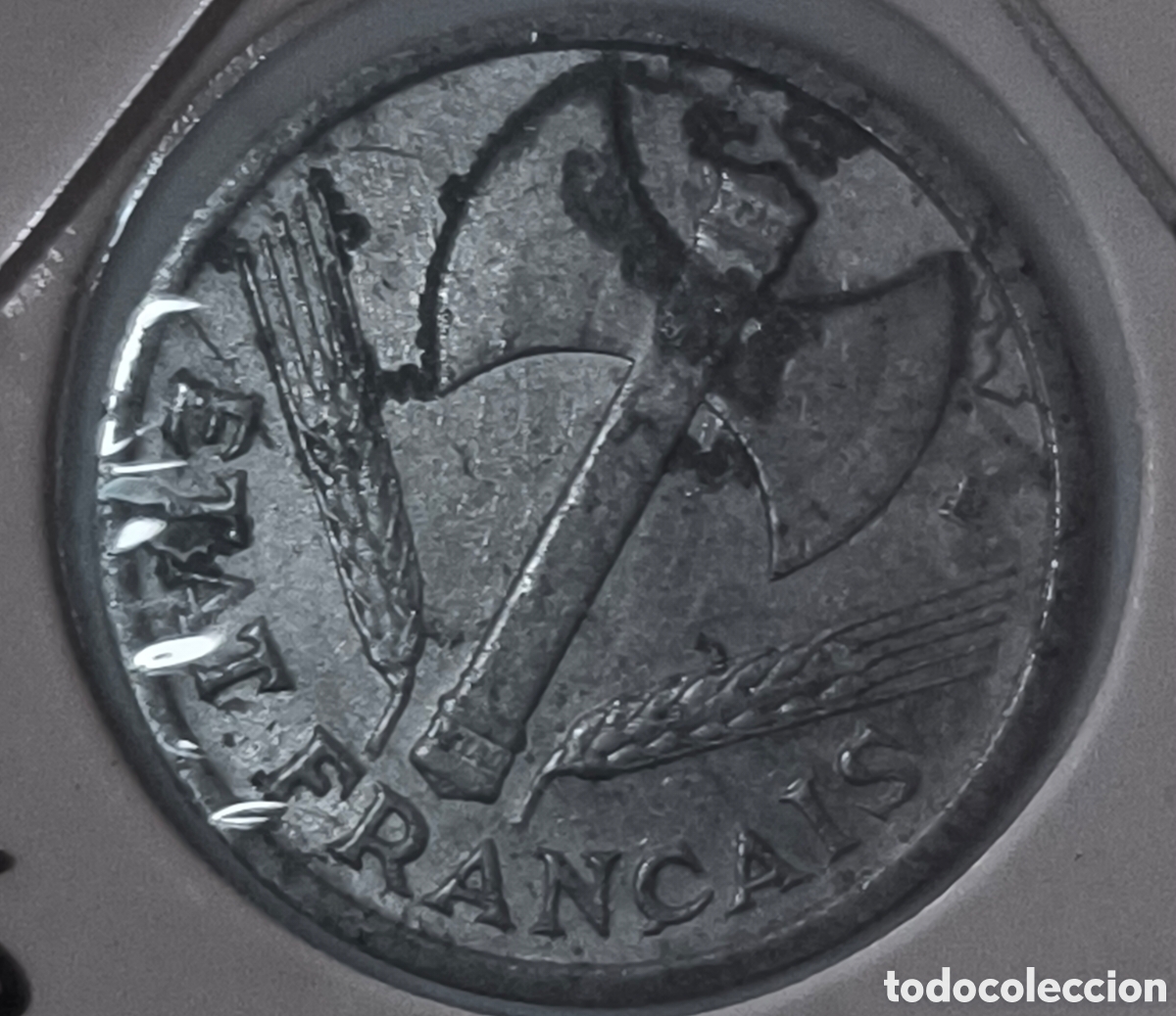 Old Coins of Europe: un franco franc&eacute;s de la &eacute;poca del Estado Franc&eacute;s de Vichy, emitido entre 1942 y 1944.