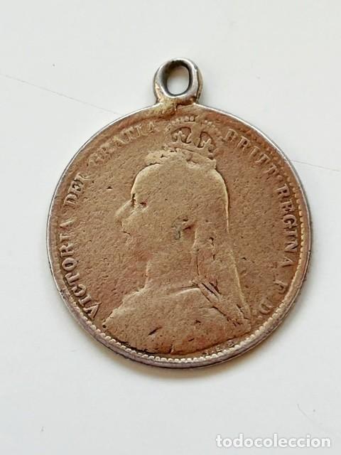 Monedas antiguas de Europa: Moneda brit&aacute;nica antigua de plata convertida en colgante &ndash; Reina Victoria &ndash; Siglo XIX &ndash; 18 mm