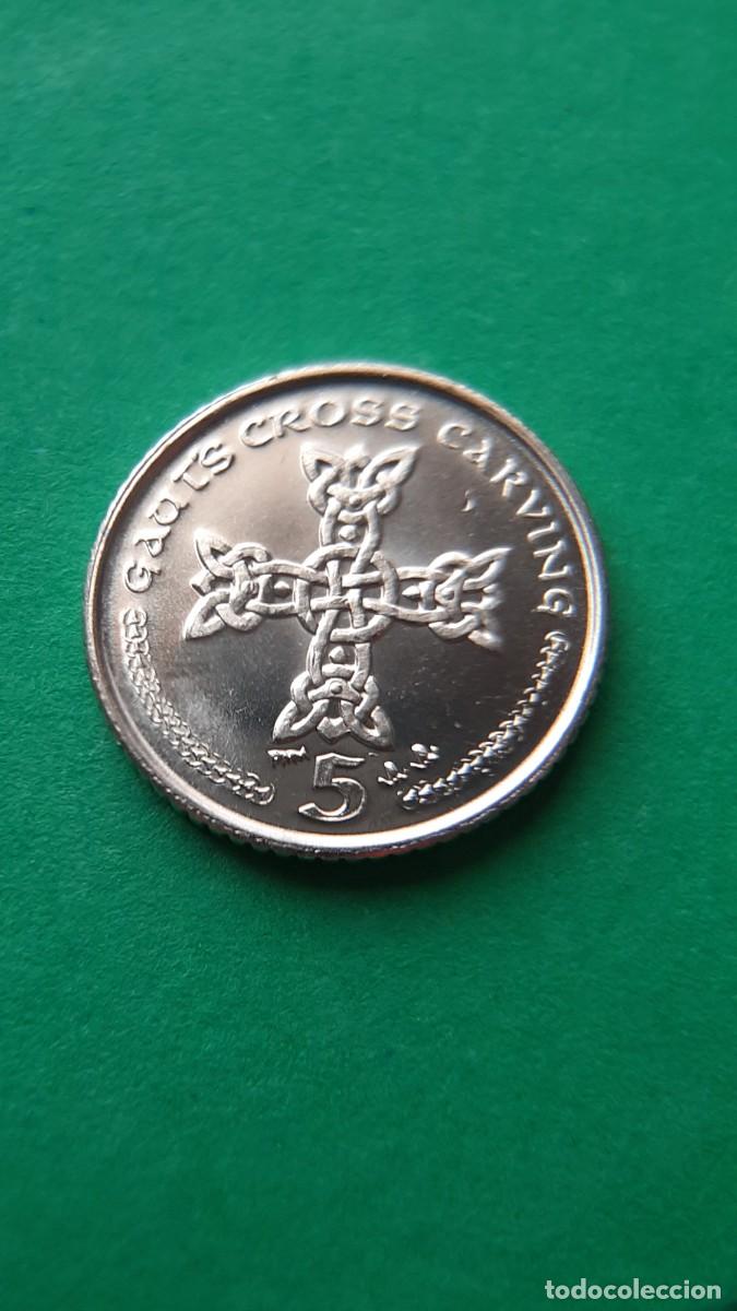 Monedas antiguas de Europa: (ISLA DE MAN)(2000)(CUPRONIQUEL) 5 PENCE GAUT'S CROSS CARVING ELIZABETH II