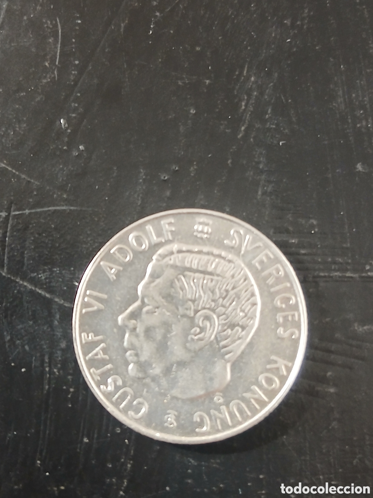 Monedas antiguas de Europa: 1 Corona de Suecia del a&ntilde;o 1957. Presenta el retrato del rey Gustaf VI Adolf.