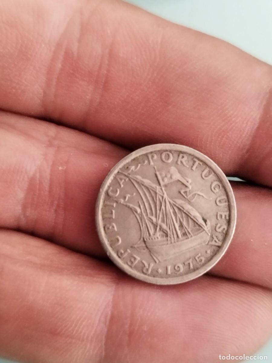 Monedas antiguas de Europa: moneda de 2,50 Escudos de Portugal, acu&ntilde;ada en 1975.