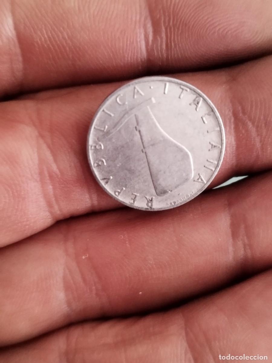 Monedas antiguas de Europa: Moneda italiana de 5 liras, del a&ntilde;o 1955.