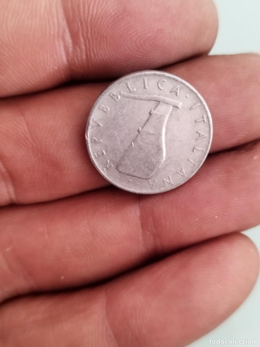 Monete antiche di Europa: Moneda italiana de 5 liras, del a&ntilde;o 1951.