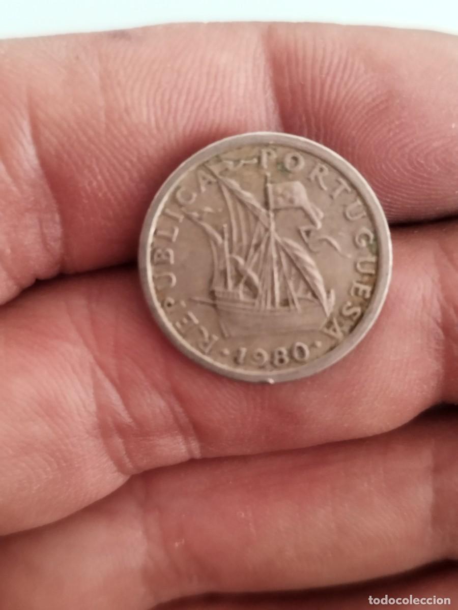 Monedas antiguas de Europa: moneda de 2,50 Escudos de Portugal acu&ntilde;ada en 1980.