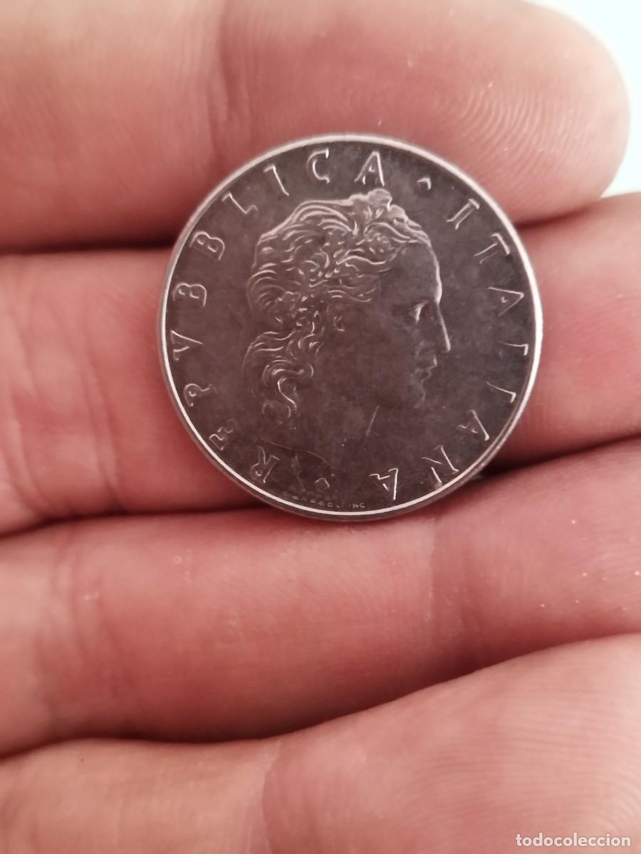 Monedas antiguas de Europa: Moneda Italiana 50 liras italianas de la &eacute;poca de la Rep&uacute;blica, caracterizada por el perfil femenino