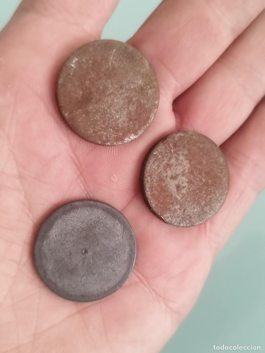 Monedas antiguas de Europa: Tres antiguas monedas, fichas a identificar.