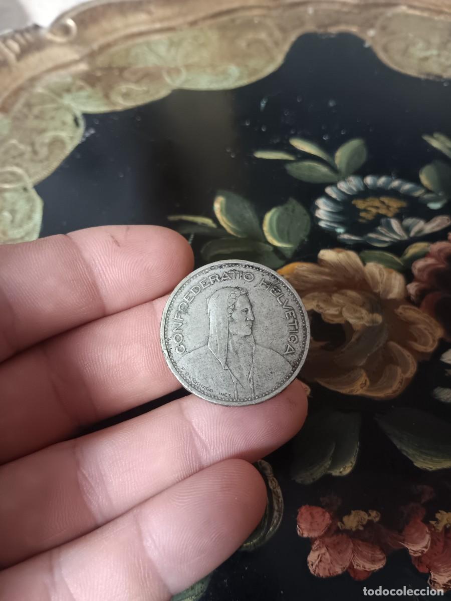 Monedas antiguas de Europa: moneda de 5 francos suizos de la Confederaci&oacute;n Suiza. PLATA