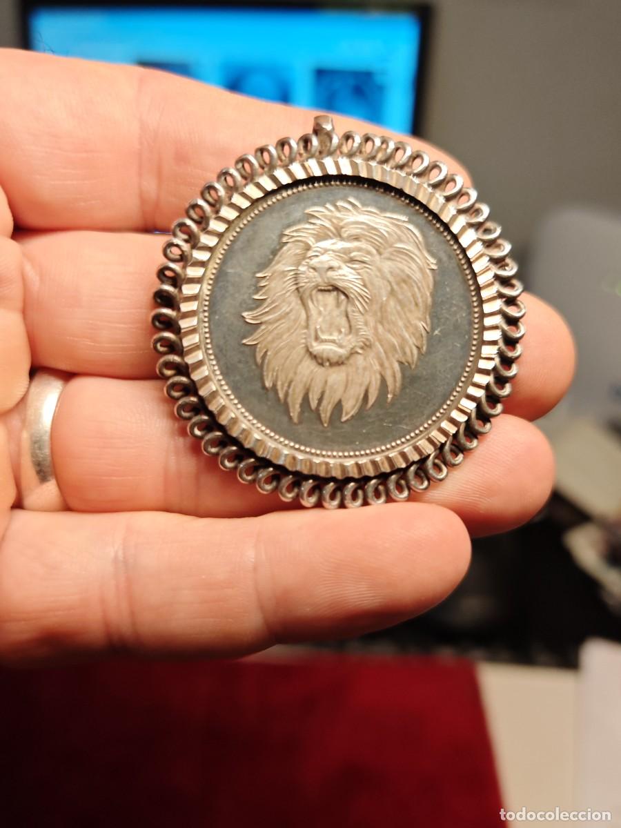 Moedas antigas da Europa: broche o colgante de plata con moneda le&oacute;n Yemen 1969 de 2 riyals