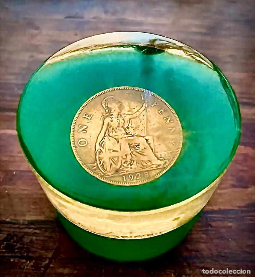 Monedas antiguas de Europa: Metaquilato verde con moneda ONE PENNY de 1928 incrustada