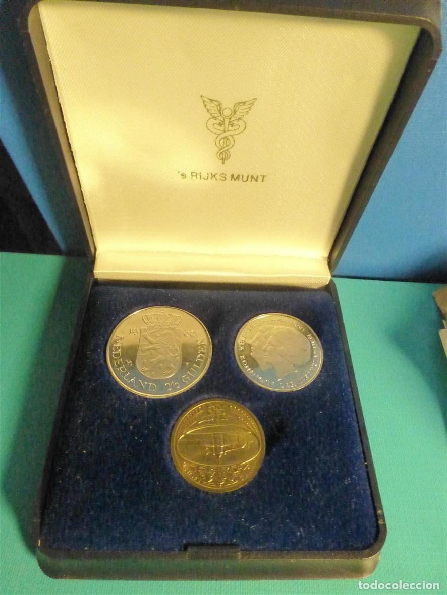 Monedas antiguas de Europa: Set ofcial Monedas Conmemorativas Coronaci&oacute;n Reina Beatriz Holanda 2 1/2 y 1 Gulden + Medalla/Token