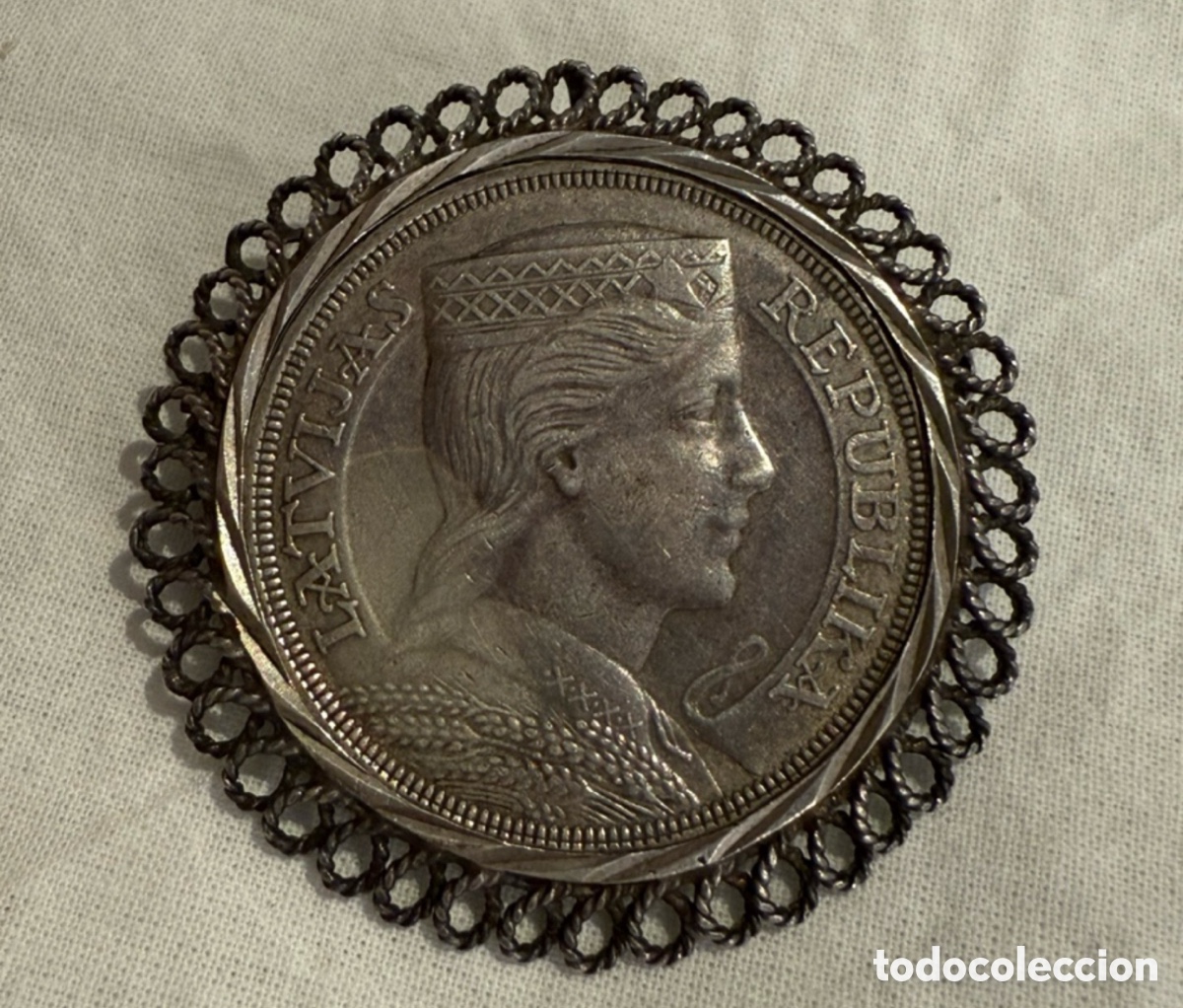 Moedas antigas da Europa: Broche Antiguo de Plata con Moneda Letona 5 Lati 1929 - Milda.