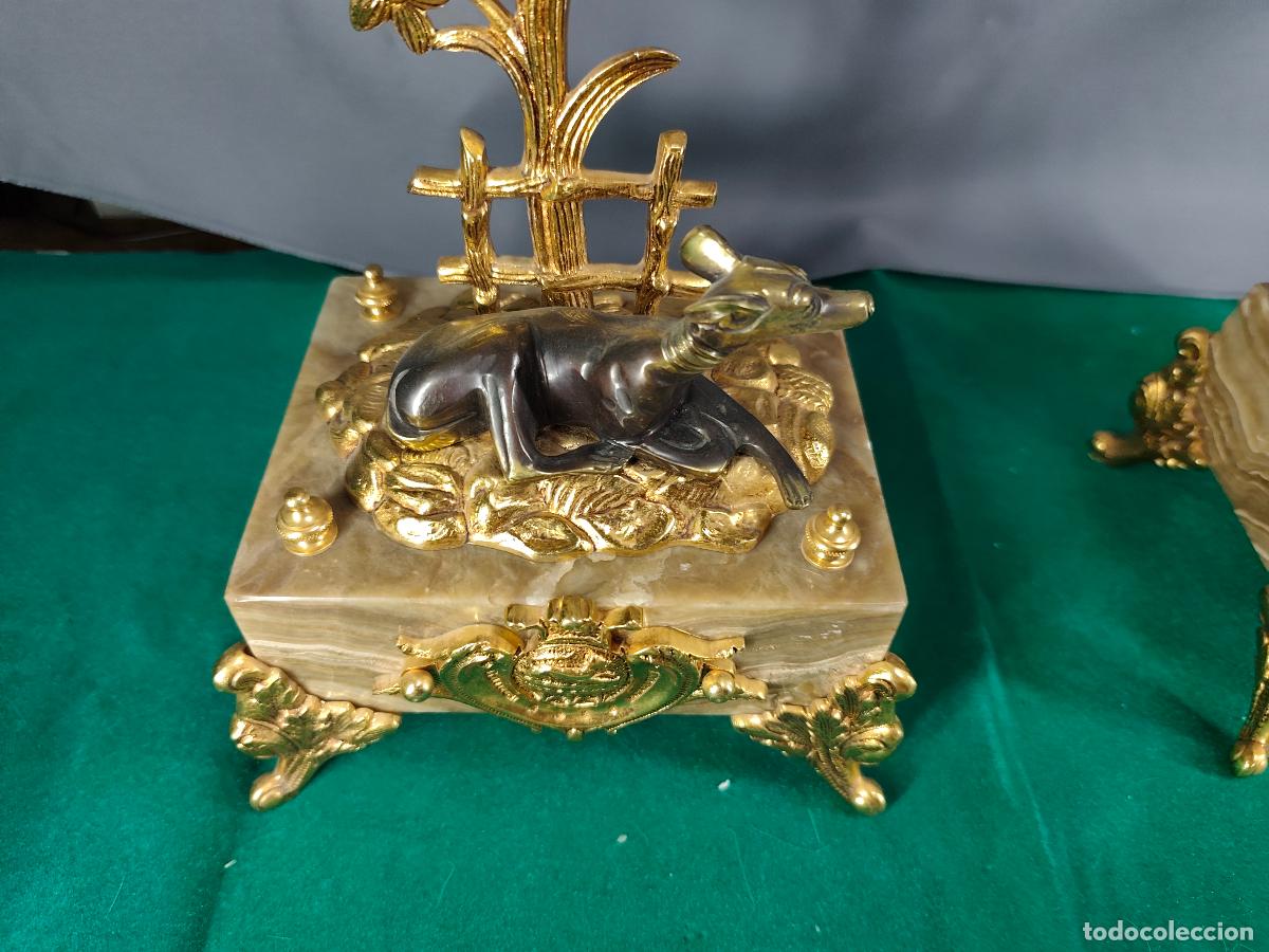 Monedas antiguas de Europa: dos candelabros en bronce y base de marmol