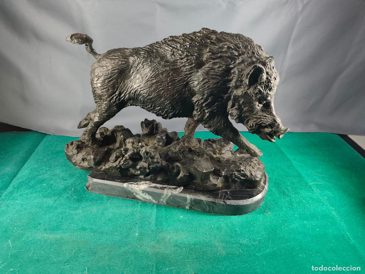 Monedas antiguas de Europa: jabali en actitud de embestida en bronce