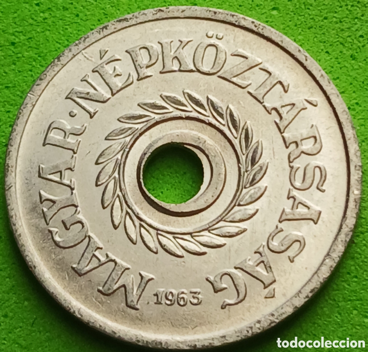 Monedas antiguas de Europa: Hungr&iacute;a 2 filler 1963 km#546 centro desplazado