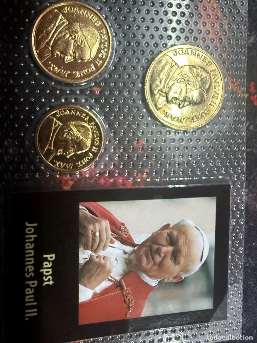 Monedas antiguas de Europa: Juan Pablo II &ndash; Lote de 3 medallas doradas con retrato papal y motivos de Roma &ndash; En funda