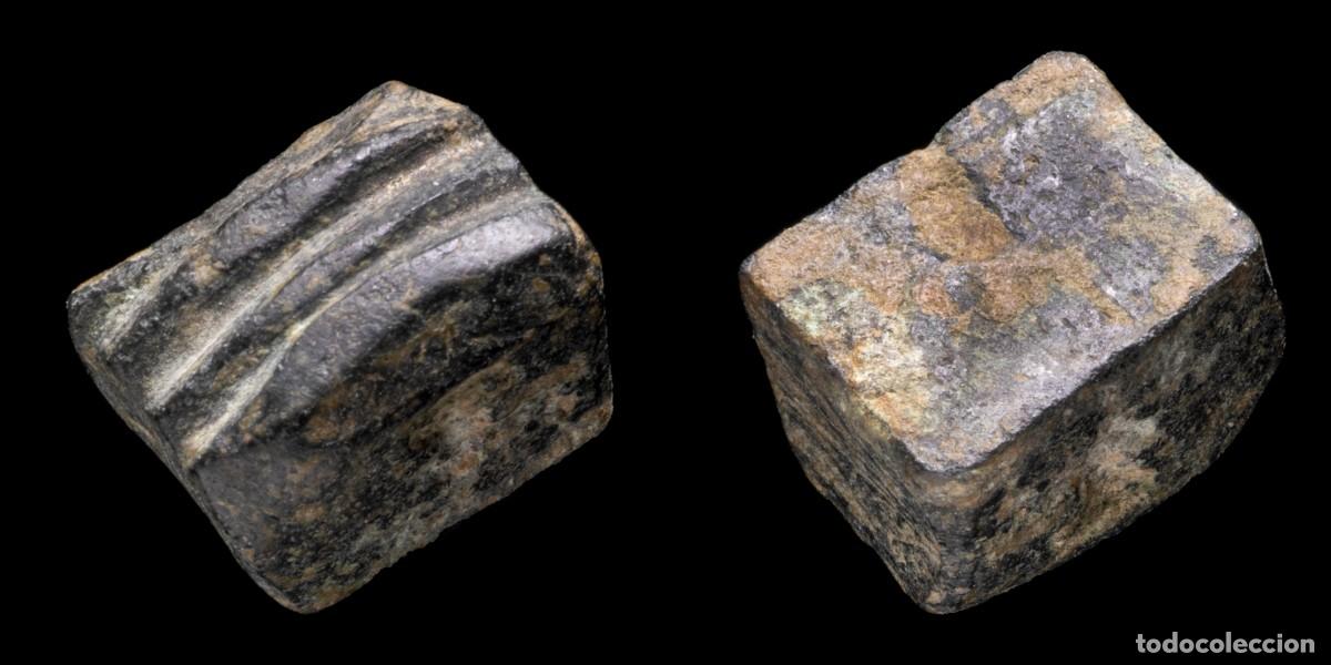 Monedas antiguas: Ancient Bronze Precoin, decorated square Shape - 13 mm / 11,23 gr.