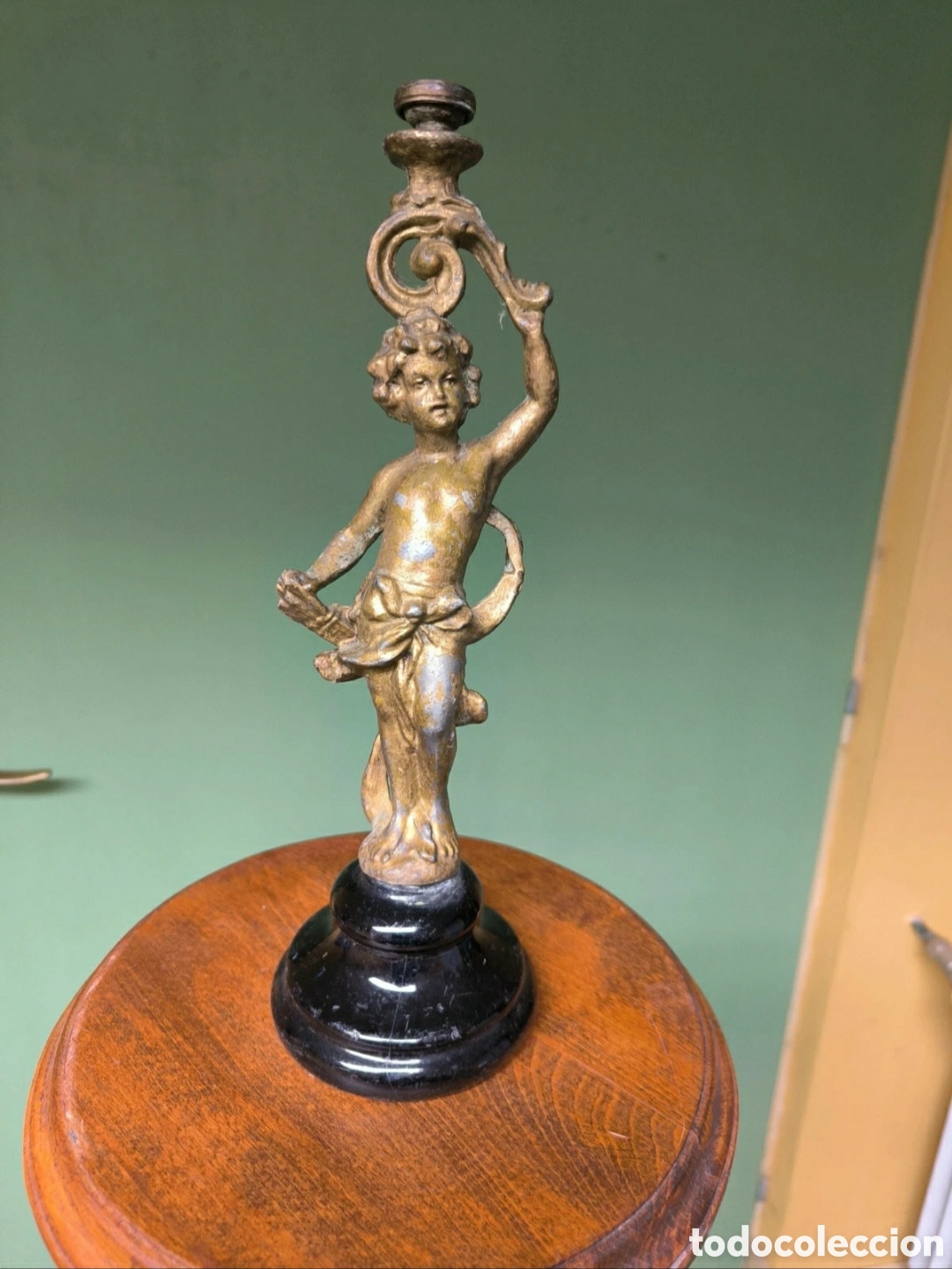Monedas antiguas: Candelabro de metal dorado y negro