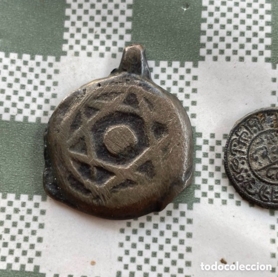 Monedas antiguas: Lote 7 monedas antiguas y amuleto - Foto 3