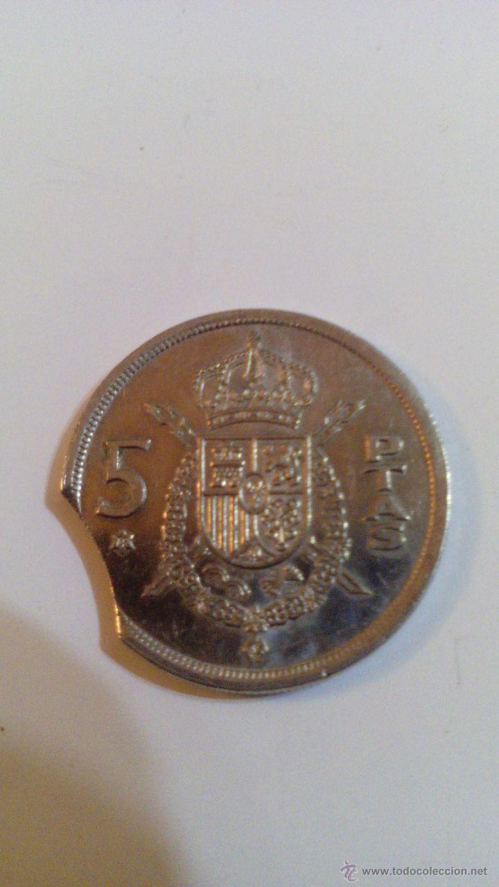 Monedas con errores: ERROR CINCO PESETAS DE JUAN CARLOS segmentada I, 1975, ESTRELLA 79 - Foto 2