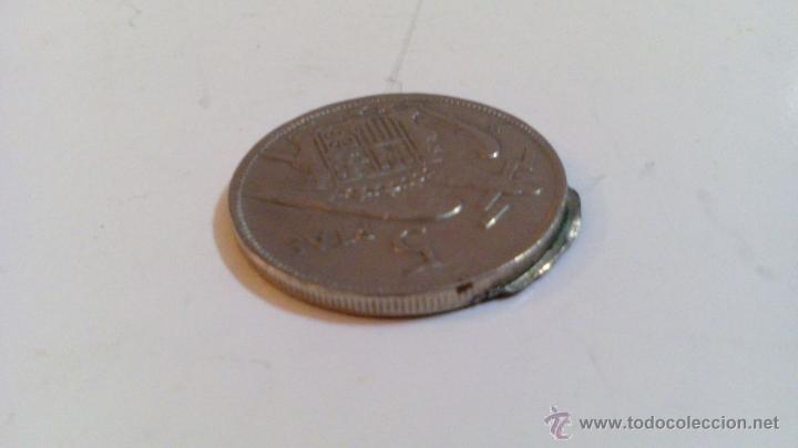 Monedas con errores: ERROR ESTADO ESPA&Ntilde;OL 5 PESETAS, EXCESO METAL EN EL CANTO - Foto 2