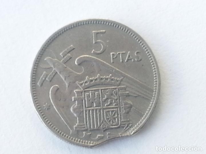 Monedas con errores: 5 pesetas del estado espa&ntilde;ol segmentada + dos plumas - Foto 1
