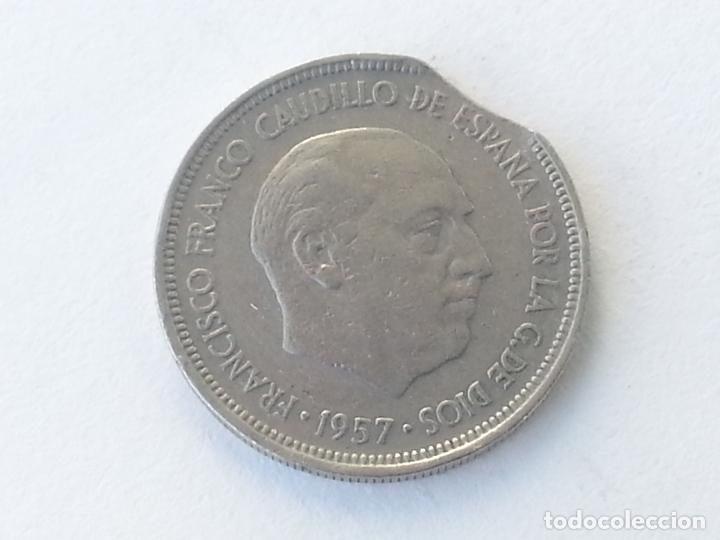 Monedas con errores: 5 pesetas del estado espa&ntilde;ol segmentada + dos plumas - Foto 2