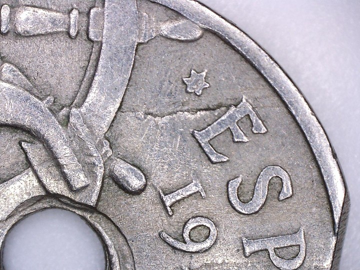 Monedas con errores: 50 CENTIMOS 1949*51. ERRORES M&Uacute;LTIPLES EN ANVERSO Y REVERSO SEGMENTADA-TALADRO...... - Foto 3