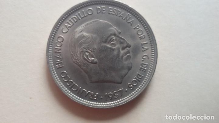 Monedas con errores: MONEDA DE FRANCO DE 50 PTS DE 1957 CON ERROR EN EL ALA MBC - Foto 1